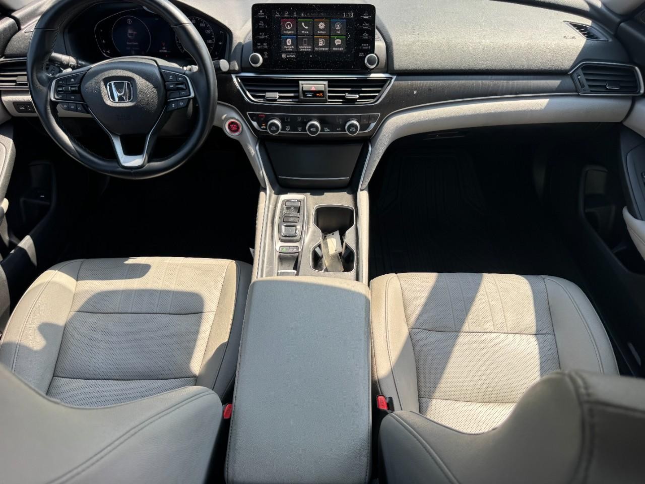Honda Accord Sedan Vehicle Full-screen Gallery Image 11