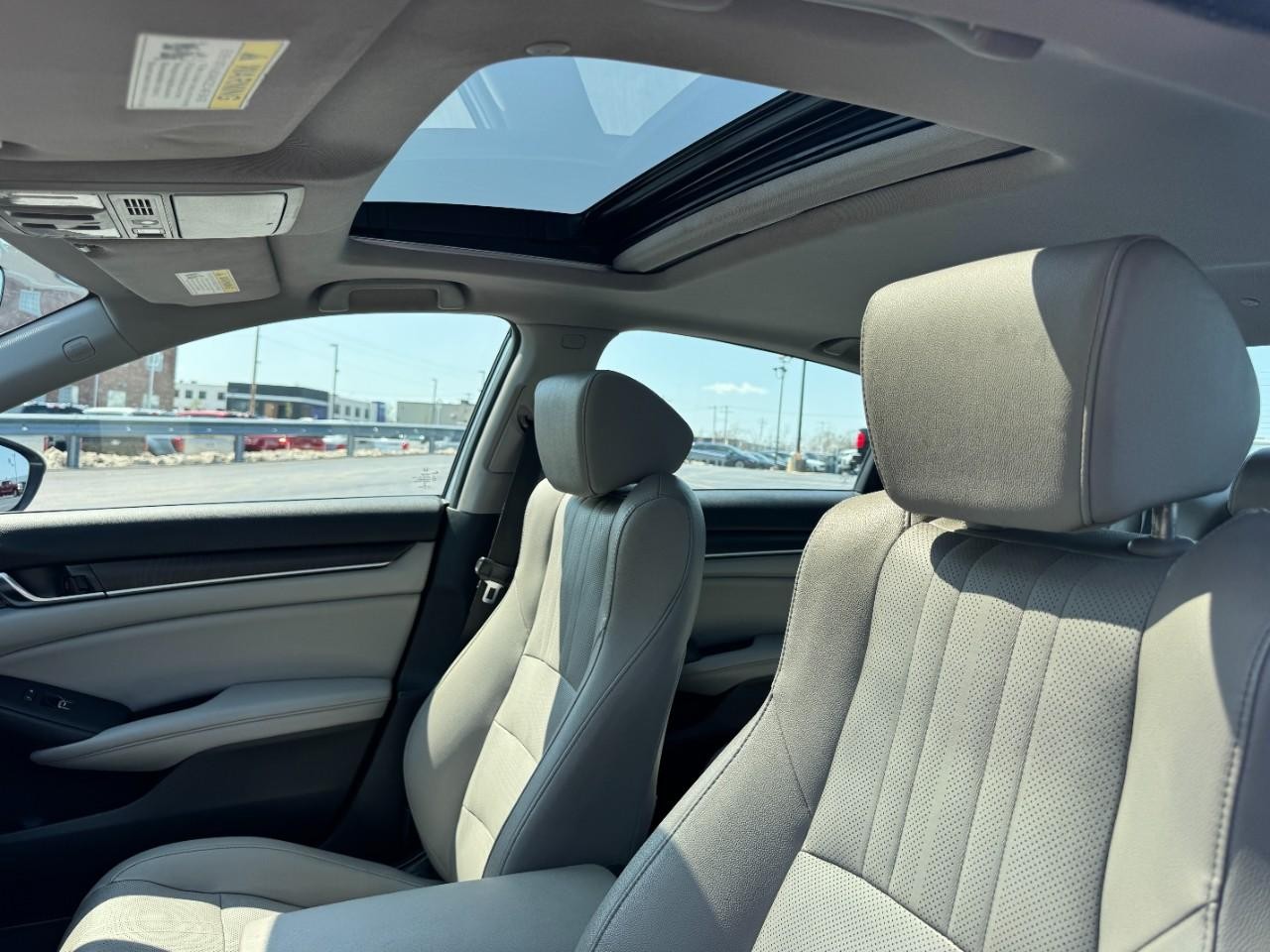 Honda Accord Sedan Vehicle Full-screen Gallery Image 13