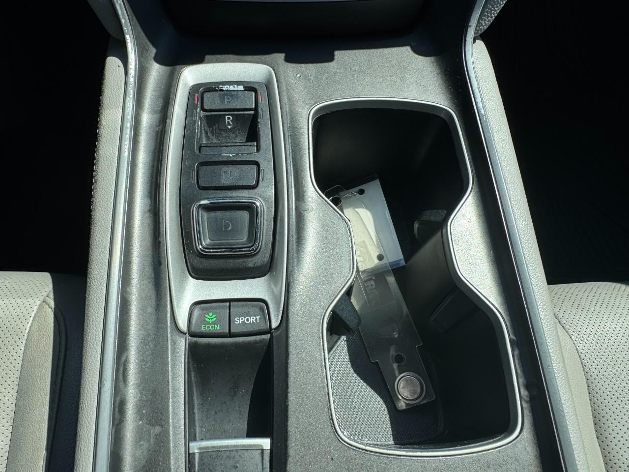 Honda Accord Sedan Vehicle Full-screen Gallery Image 24