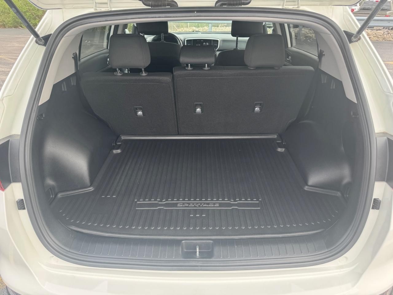 Kia Sportage Vehicle Full-screen Gallery Image 05