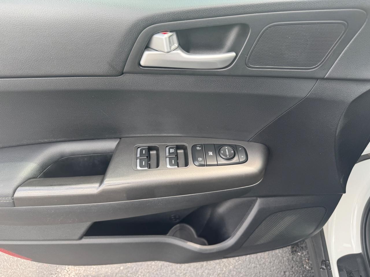 Kia Sportage Vehicle Full-screen Gallery Image 18