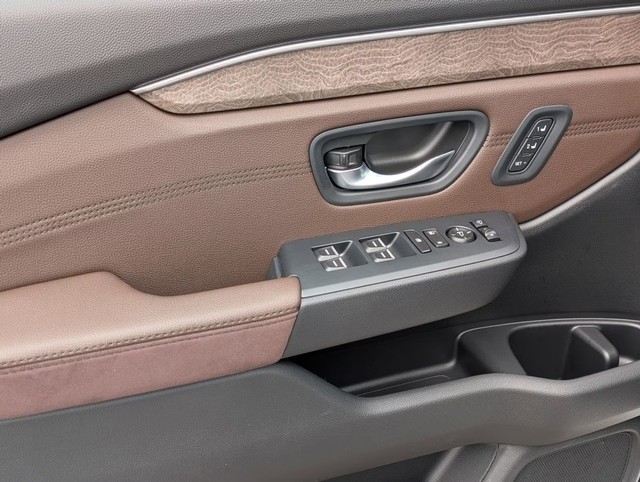 Honda Pilot Vehicle Full-screen Gallery Image 24