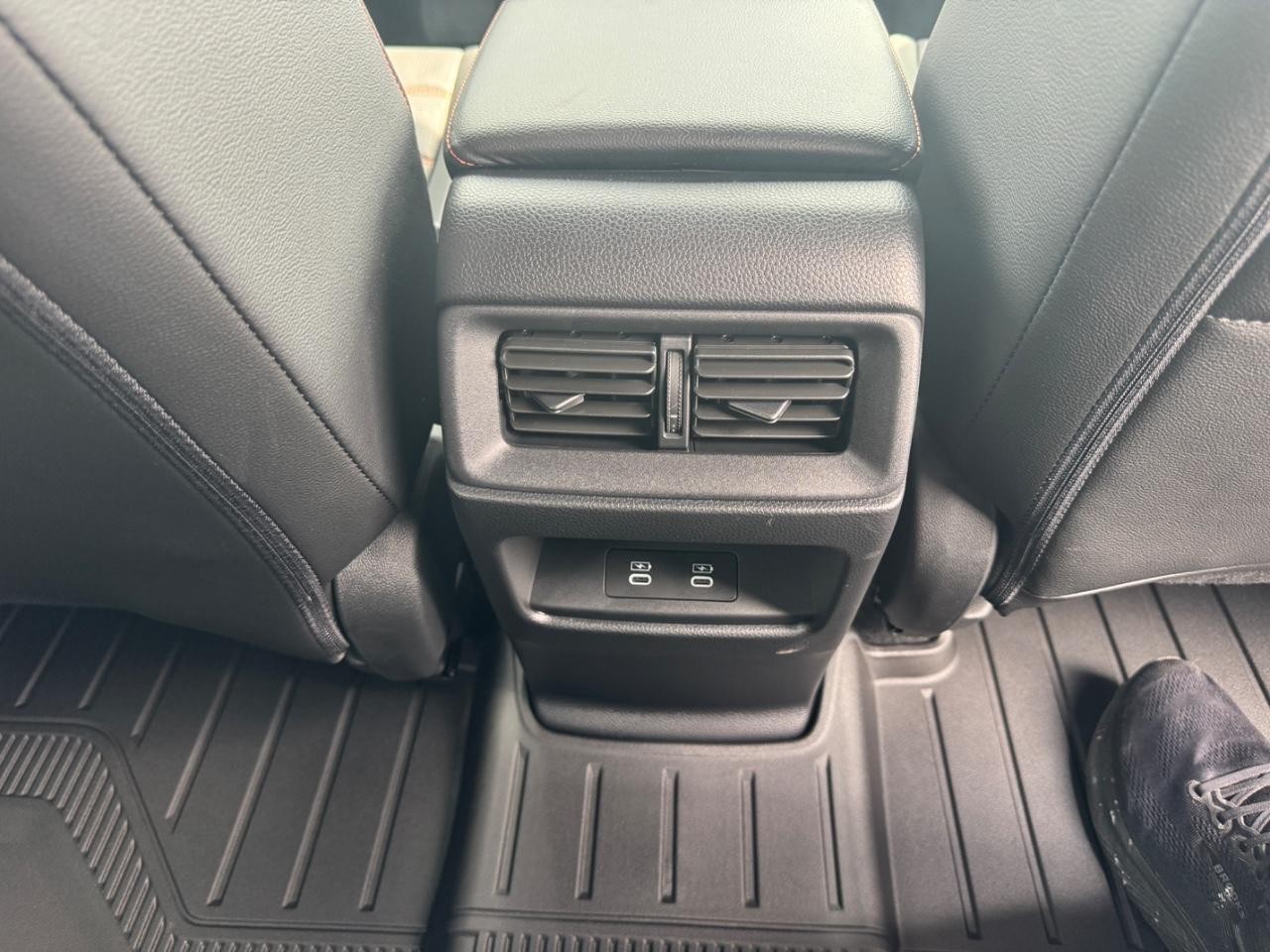 Honda CR-V Hybrid Vehicle Full-screen Gallery Image 17