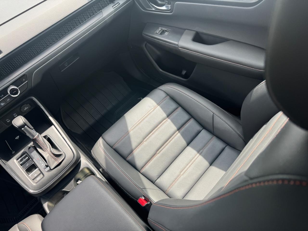 Honda CR-V Hybrid Vehicle Full-screen Gallery Image 18