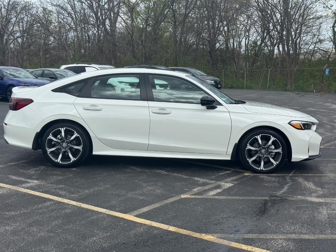 Honda Civic Sedan Hybrid Vehicle Full-screen Gallery Image 03