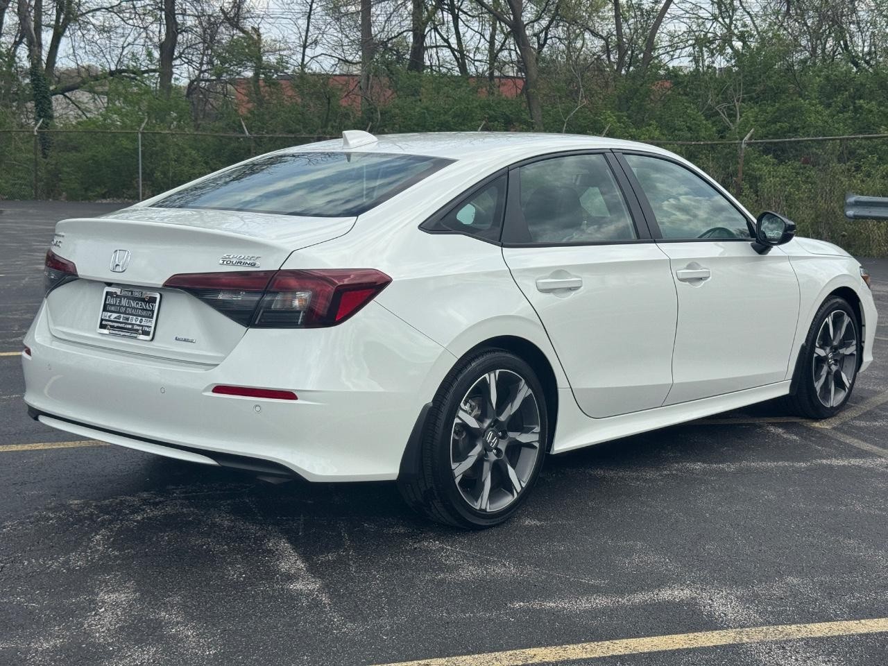 Honda Civic Sedan Hybrid Vehicle Full-screen Gallery Image 04