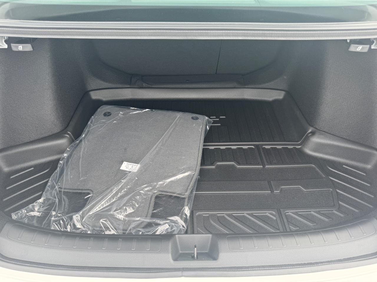 Honda Civic Sedan Hybrid Vehicle Full-screen Gallery Image 07