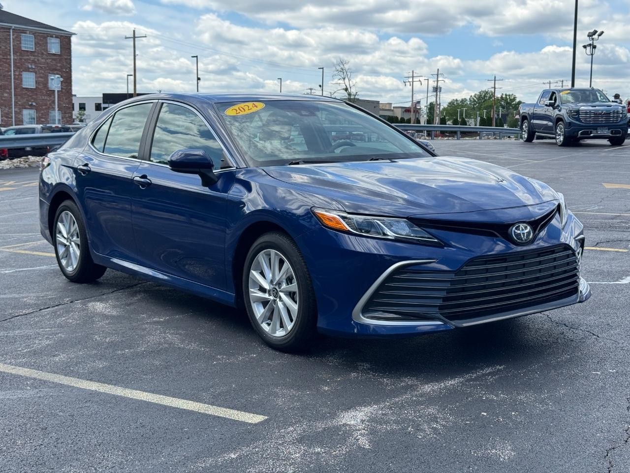 Toyota Camry Vehicle Full-screen Gallery Image 02