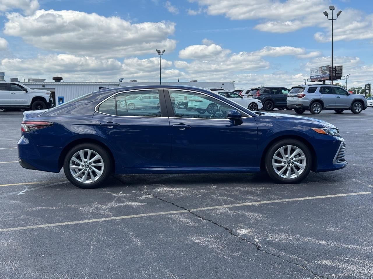 Toyota Camry Vehicle Full-screen Gallery Image 03