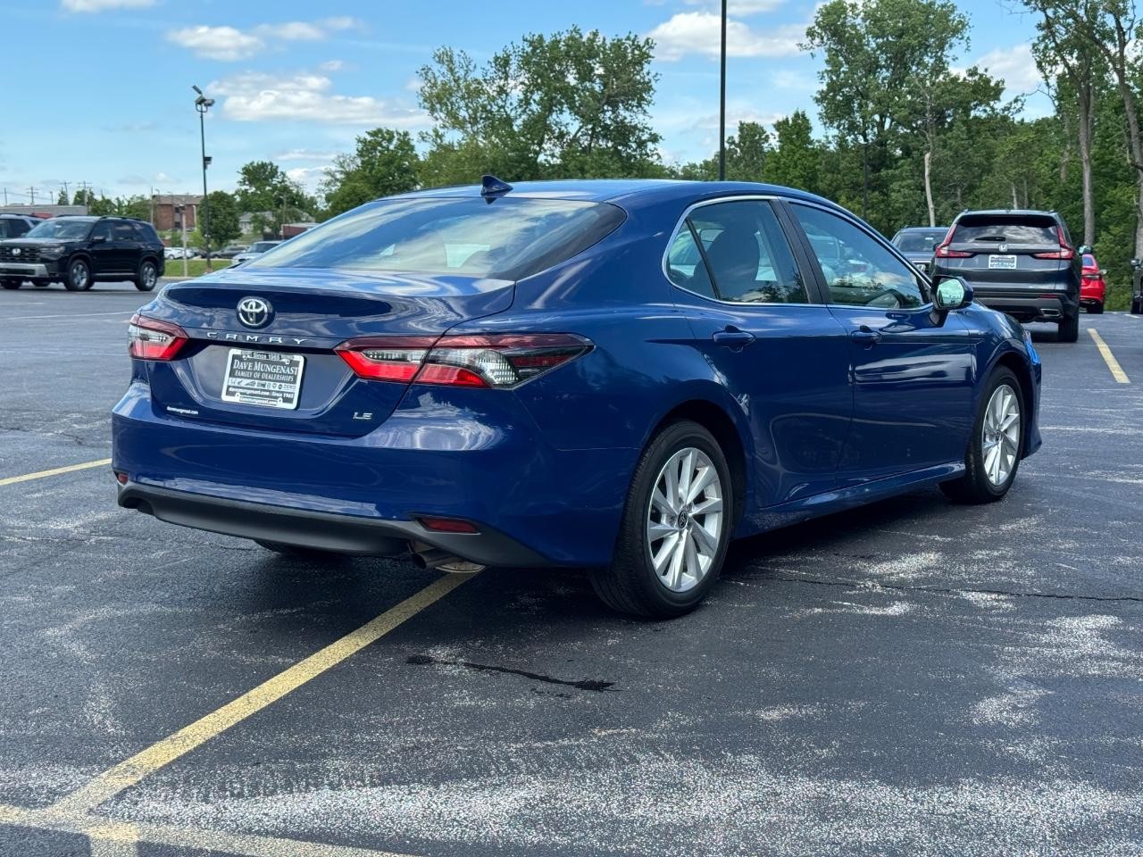 Toyota Camry Vehicle Full-screen Gallery Image 04