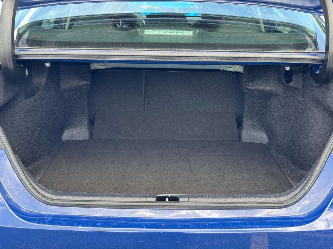 Toyota Camry Vehicle Full-screen Gallery Image 05