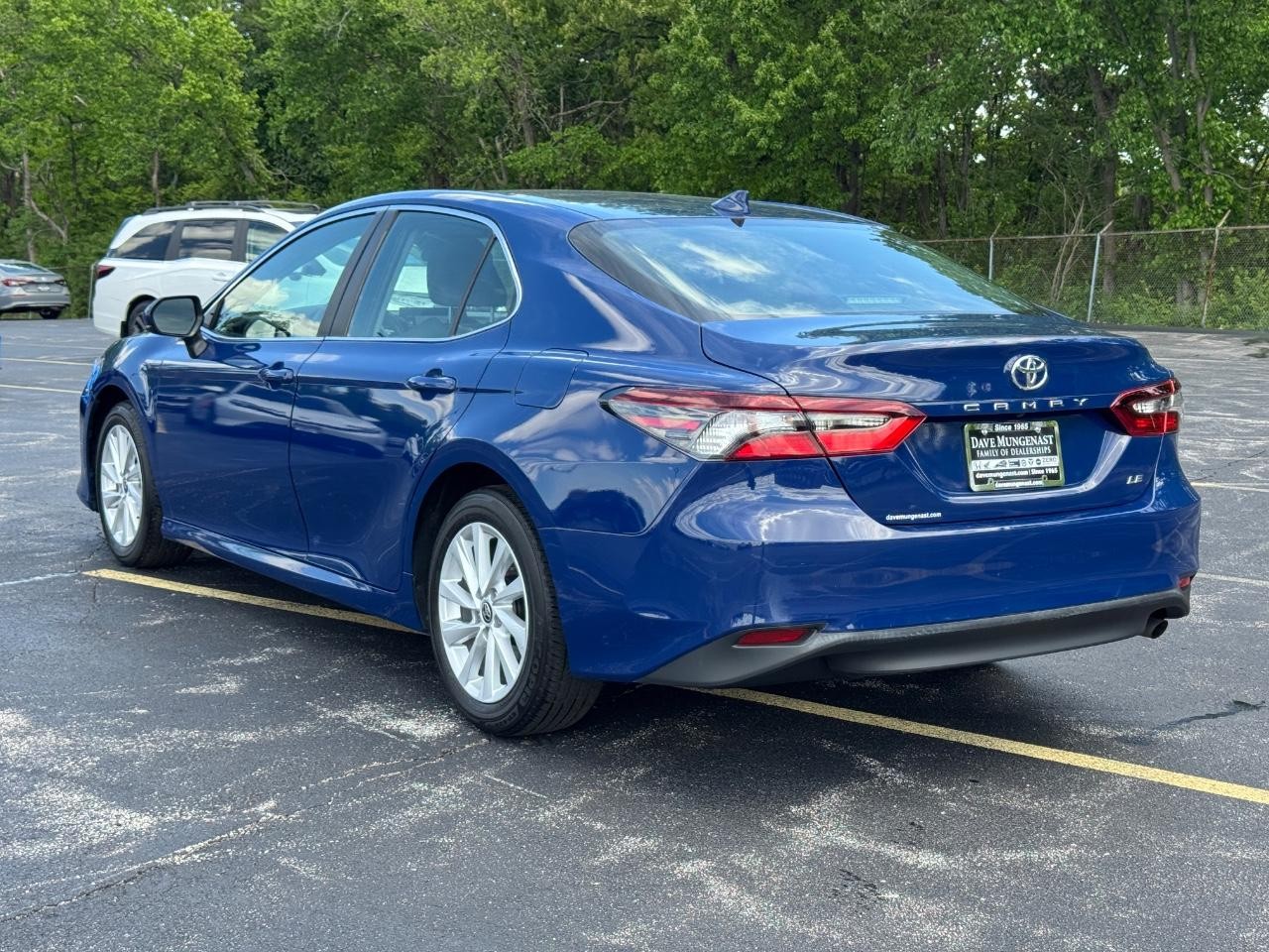 Toyota Camry Vehicle Full-screen Gallery Image 07