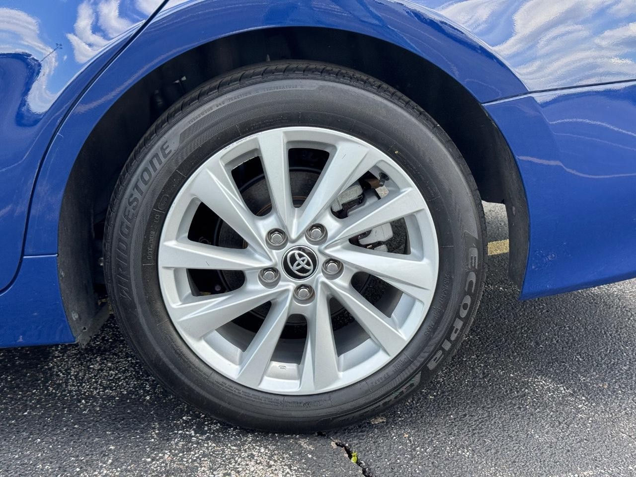 Toyota Camry Vehicle Full-screen Gallery Image 08