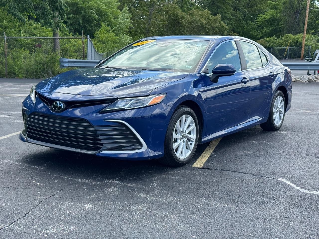 Toyota Camry Vehicle Full-screen Gallery Image 09