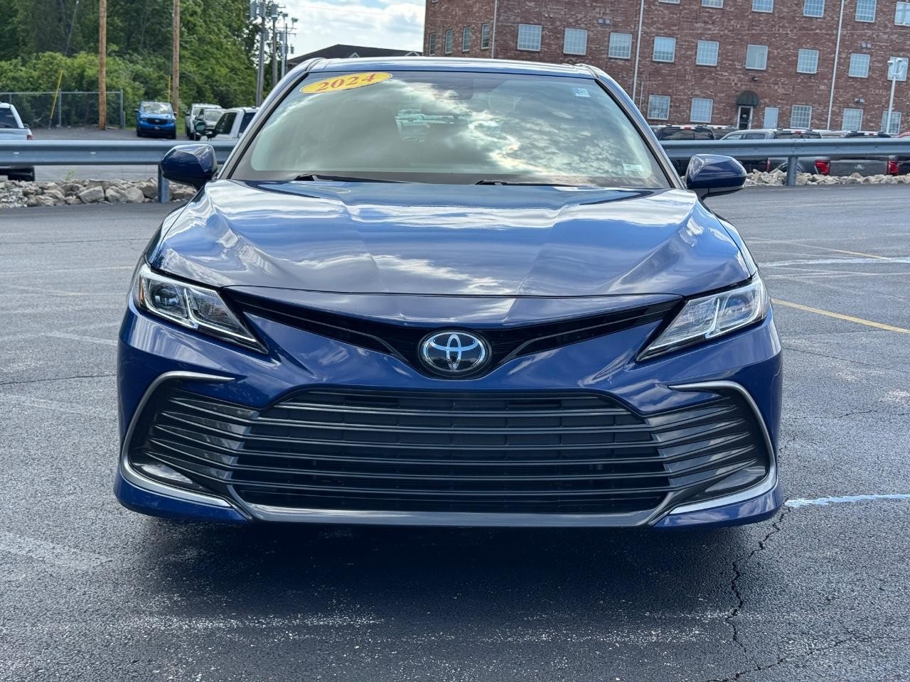 Toyota Camry Vehicle Full-screen Gallery Image 10