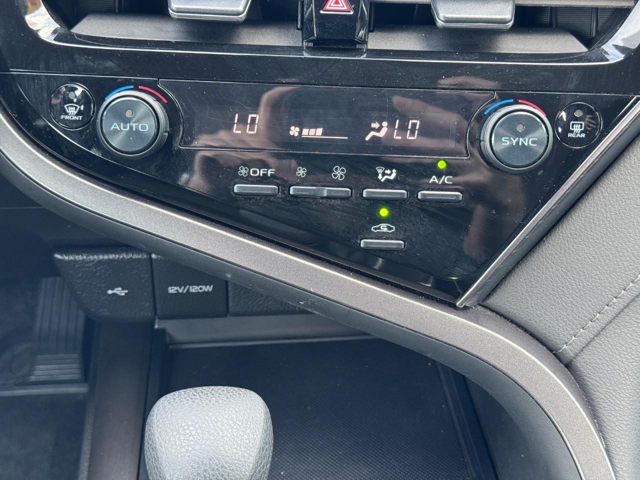 Toyota Camry Vehicle Full-screen Gallery Image 15