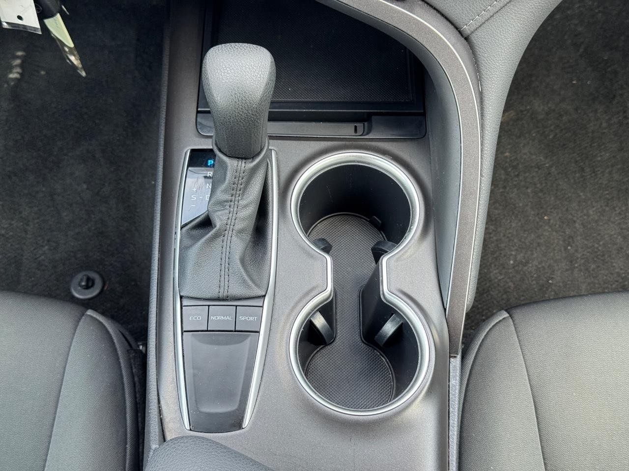 Toyota Camry Vehicle Full-screen Gallery Image 16