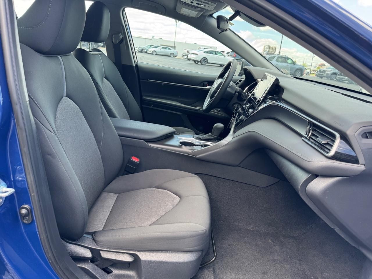 Toyota Camry Vehicle Full-screen Gallery Image 17