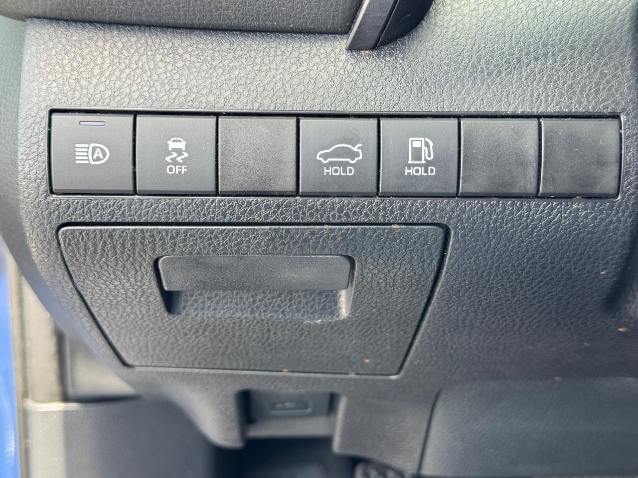 Toyota Camry Vehicle Full-screen Gallery Image 22