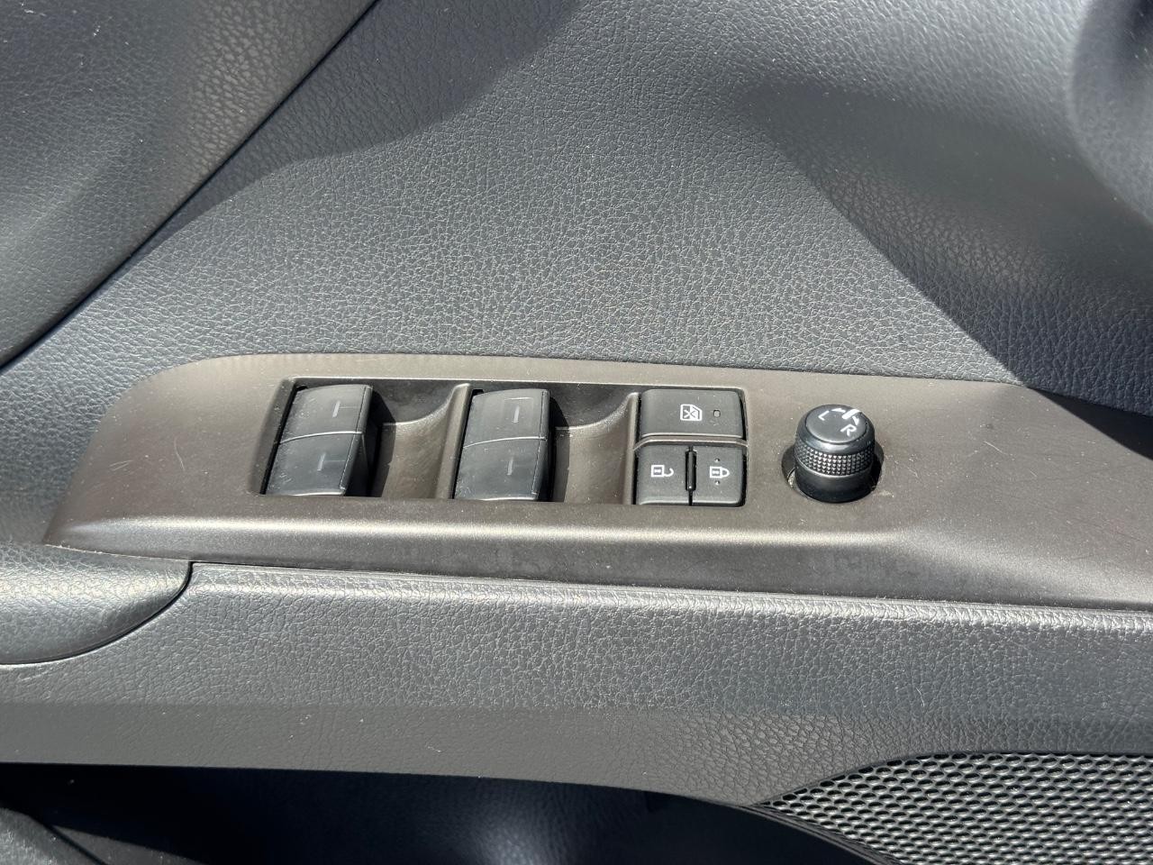 Toyota Camry Vehicle Full-screen Gallery Image 24