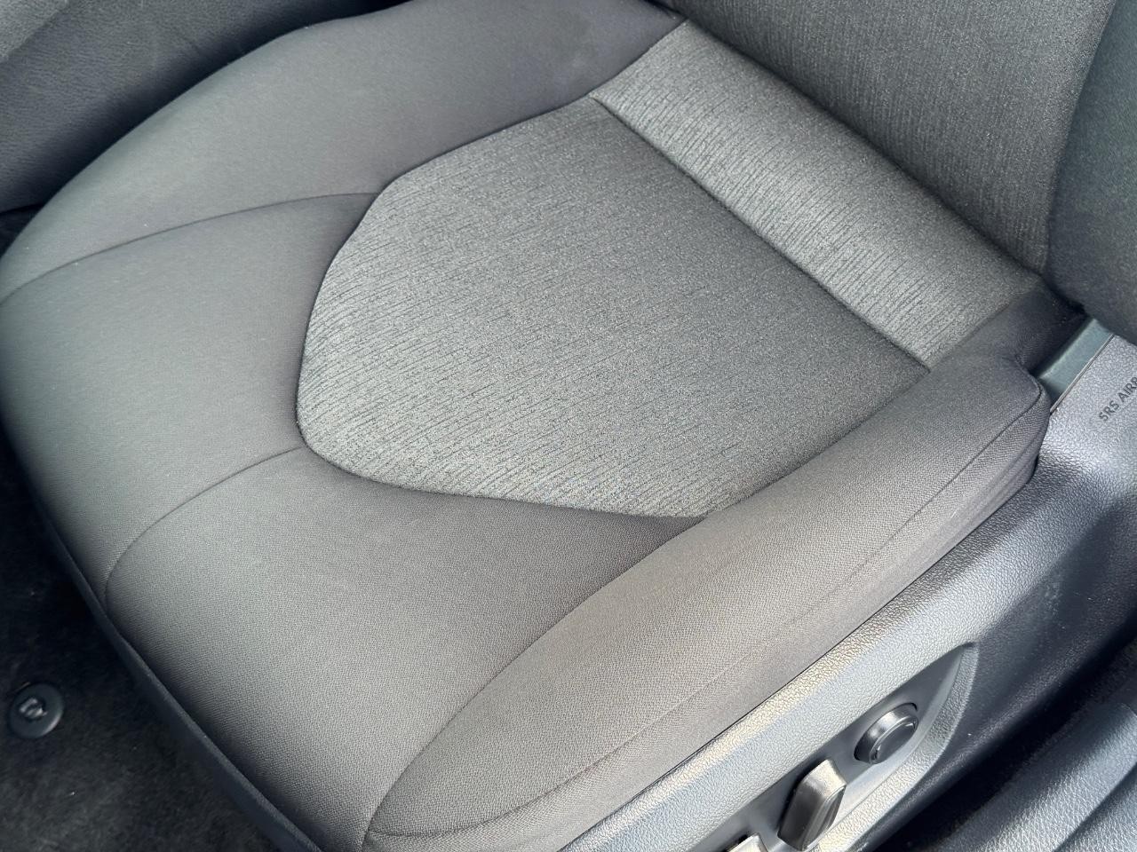 Toyota Camry Vehicle Full-screen Gallery Image 25