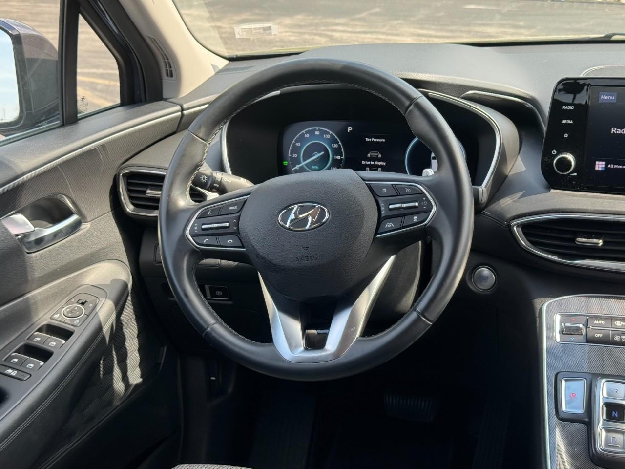 Hyundai Santa Fe Hybrid Vehicle Full-screen Gallery Image 14