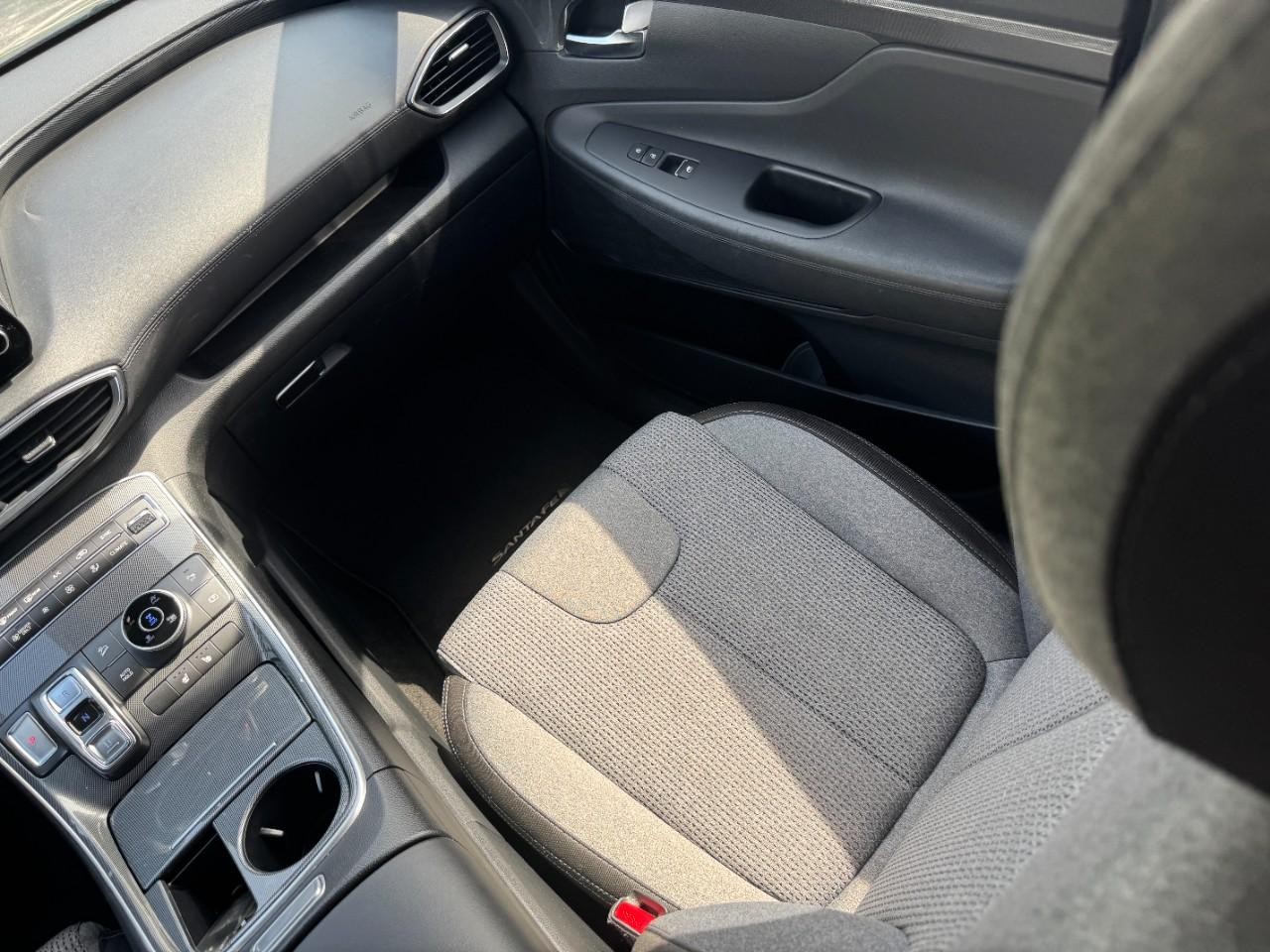 Hyundai Santa Fe Hybrid Vehicle Full-screen Gallery Image 17