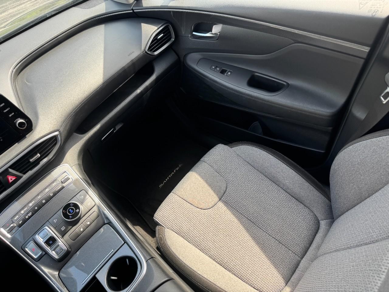 Hyundai Santa Fe Hybrid Vehicle Full-screen Gallery Image 18