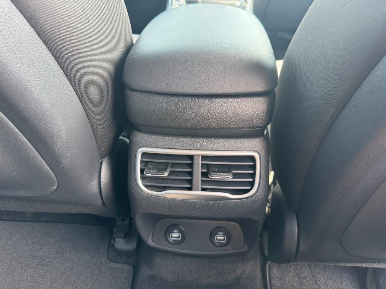 Hyundai Santa Fe Hybrid Vehicle Full-screen Gallery Image 19