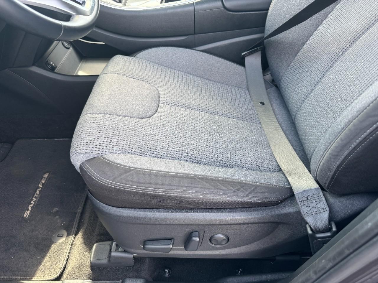 Hyundai Santa Fe Hybrid Vehicle Full-screen Gallery Image 21