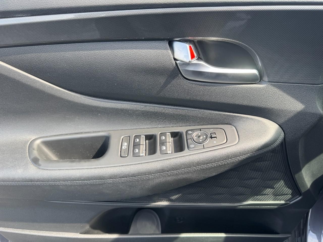 Hyundai Santa Fe Hybrid Vehicle Full-screen Gallery Image 22