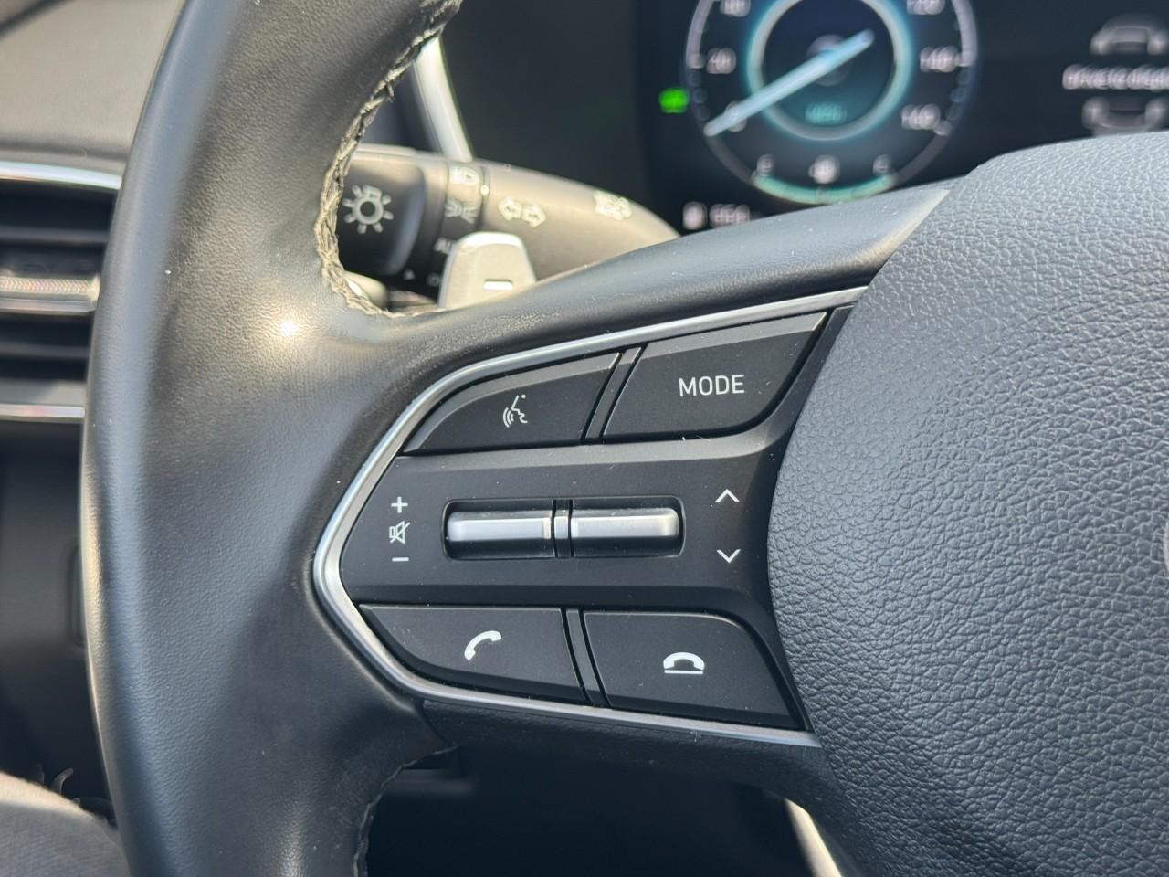 Hyundai Santa Fe Hybrid Vehicle Full-screen Gallery Image 23