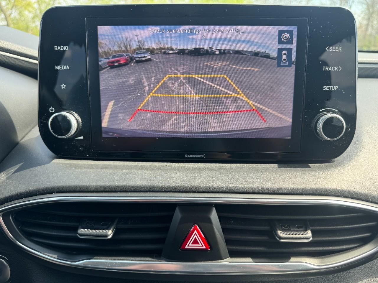 Hyundai Santa Fe Hybrid Vehicle Full-screen Gallery Image 27