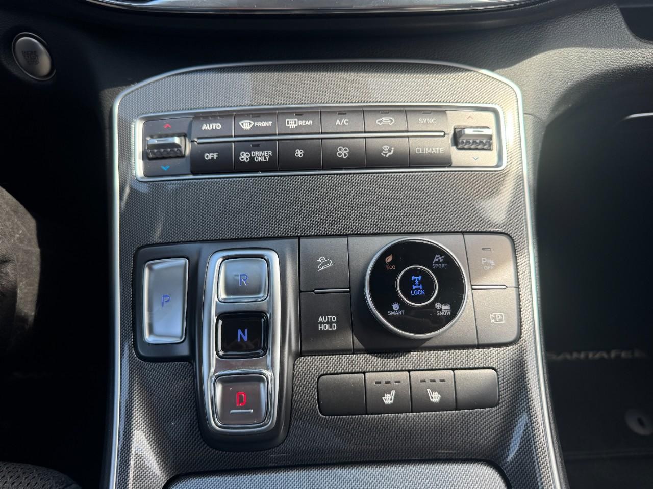 Hyundai Santa Fe Hybrid Vehicle Full-screen Gallery Image 28