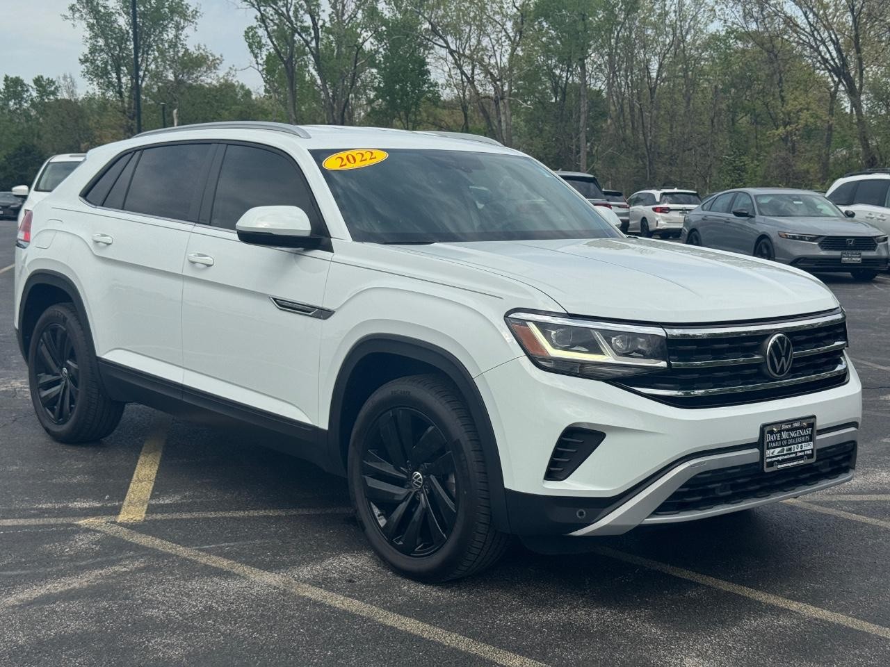 Volkswagen Atlas Cross Sport Vehicle Full-screen Gallery Image 02