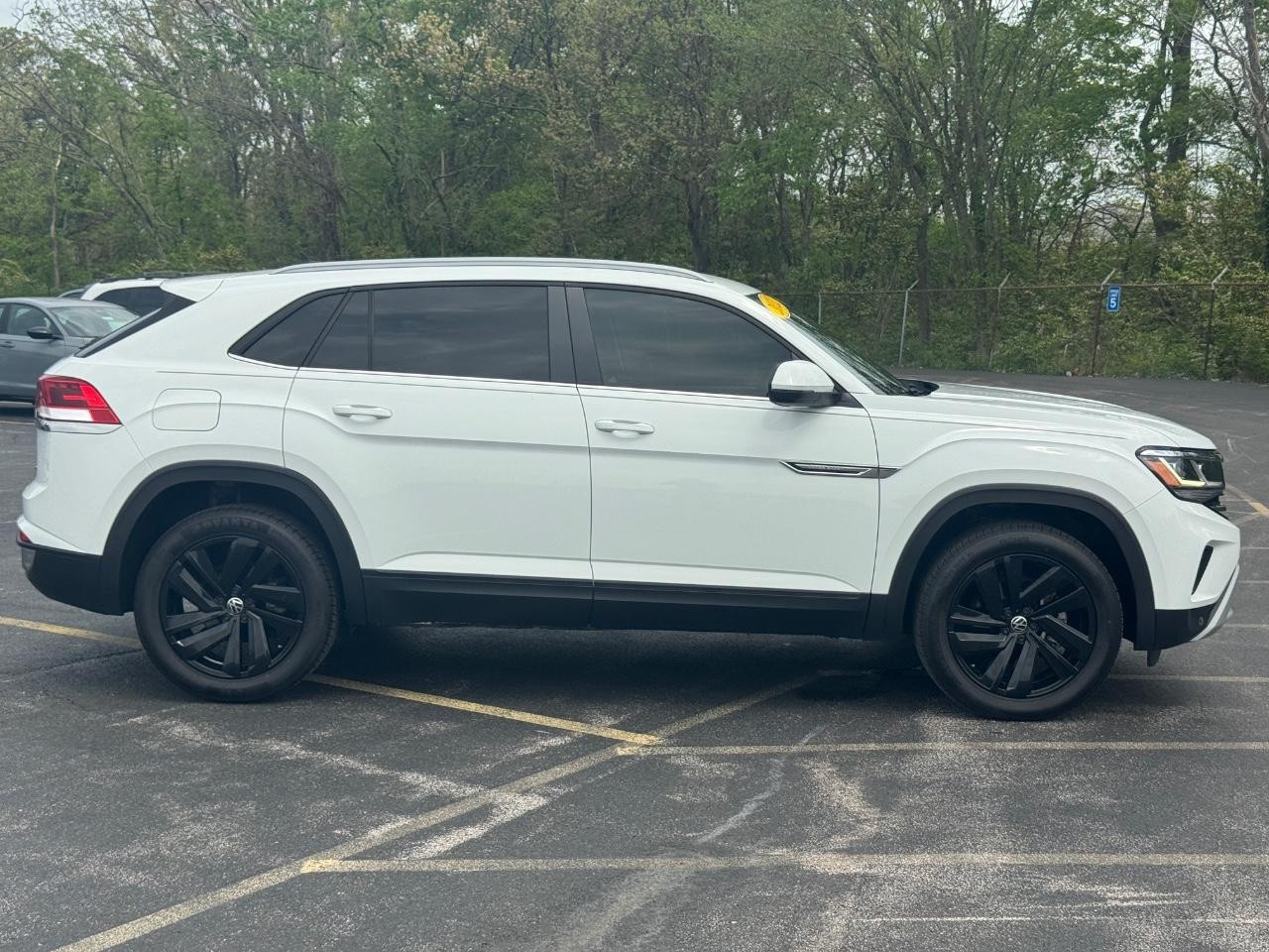 Volkswagen Atlas Cross Sport Vehicle Full-screen Gallery Image 03