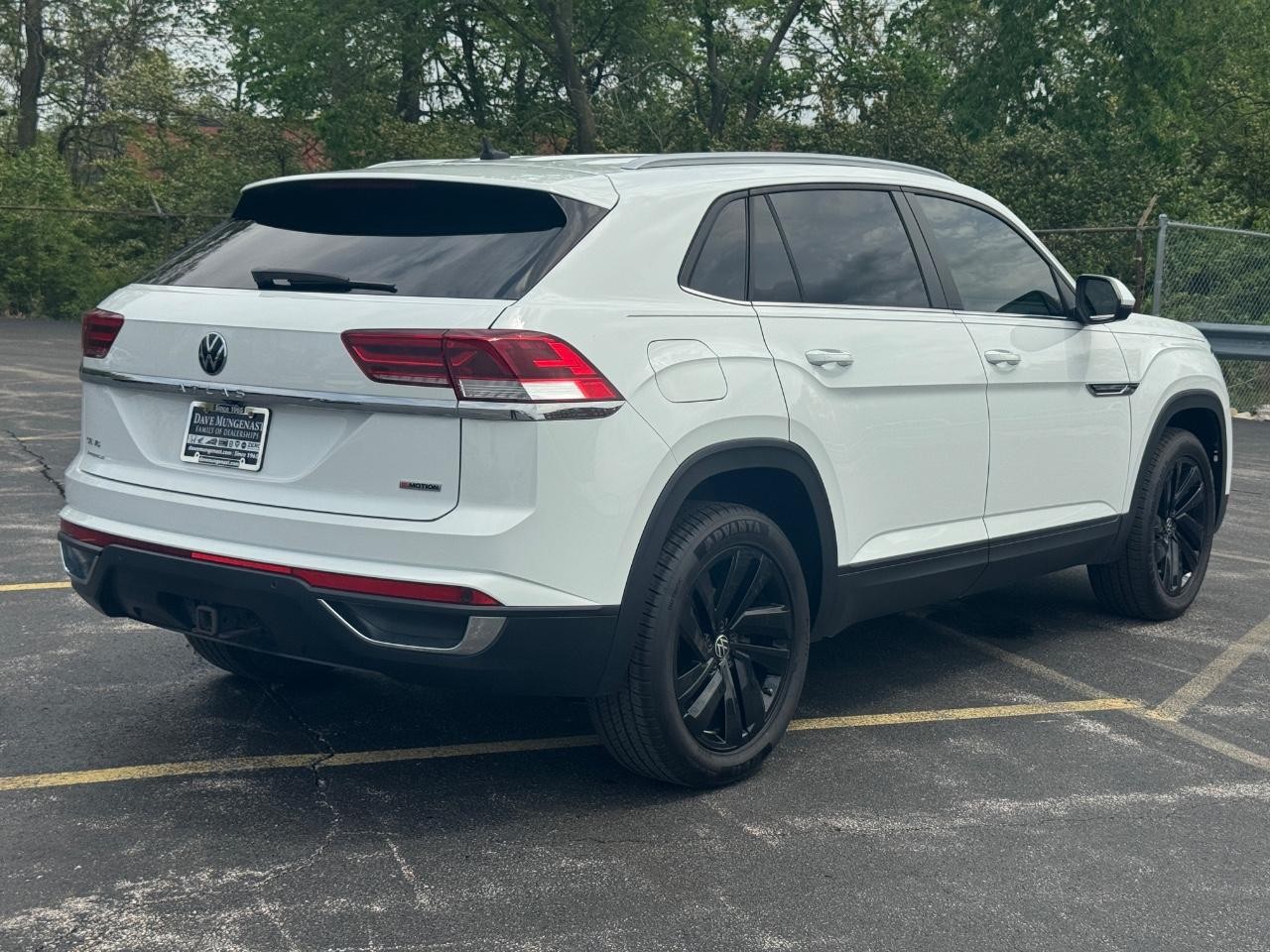 Volkswagen Atlas Cross Sport Vehicle Full-screen Gallery Image 04