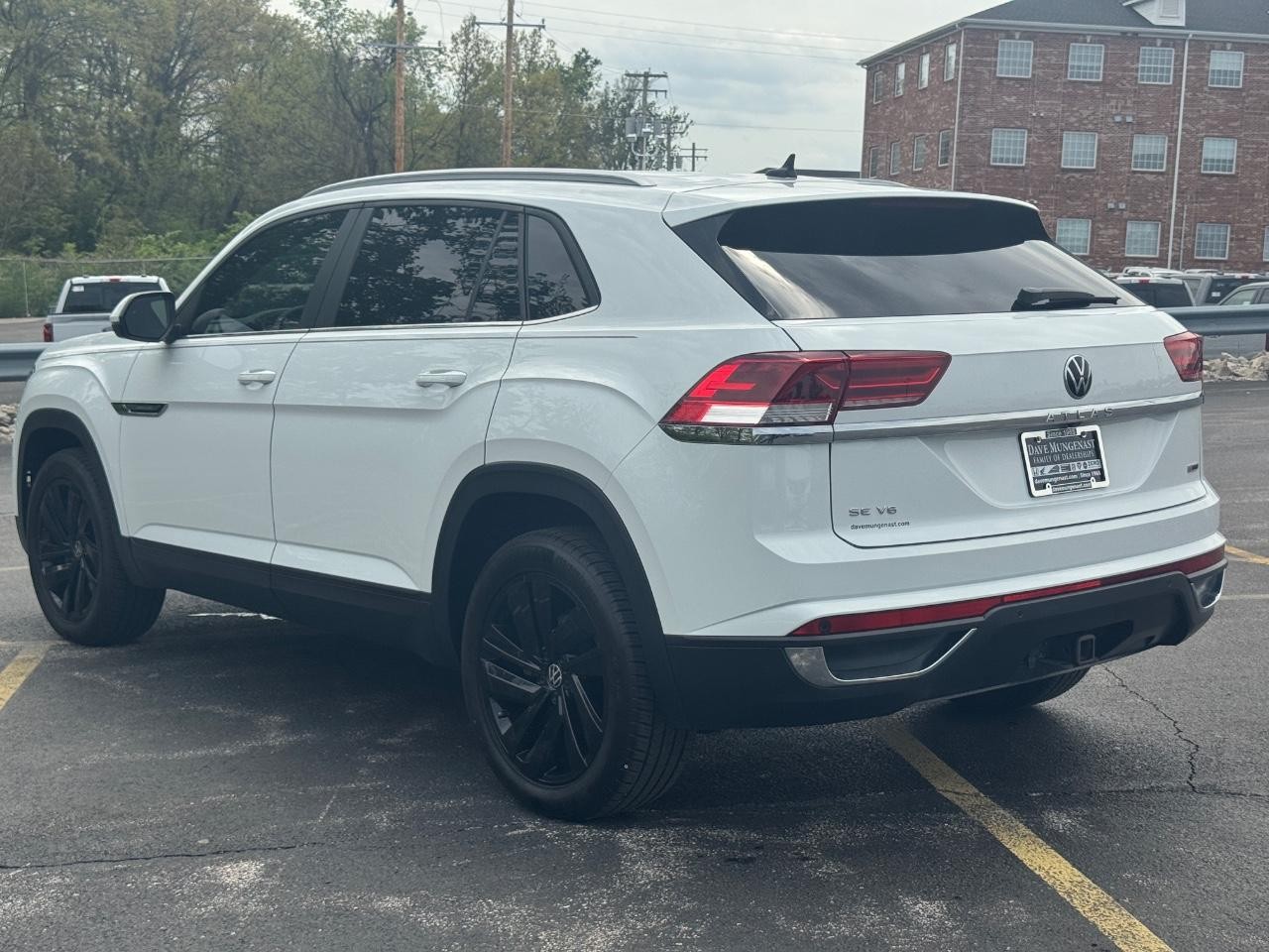 Volkswagen Atlas Cross Sport Vehicle Full-screen Gallery Image 05