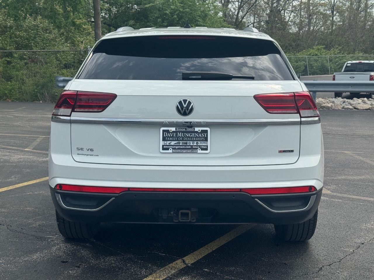 Volkswagen Atlas Cross Sport Vehicle Full-screen Gallery Image 06