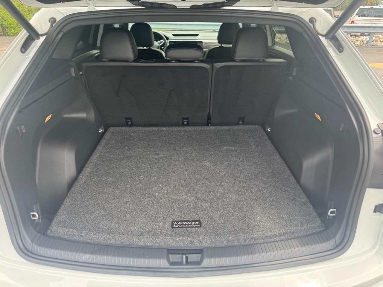 Volkswagen Atlas Cross Sport Vehicle Full-screen Gallery Image 07