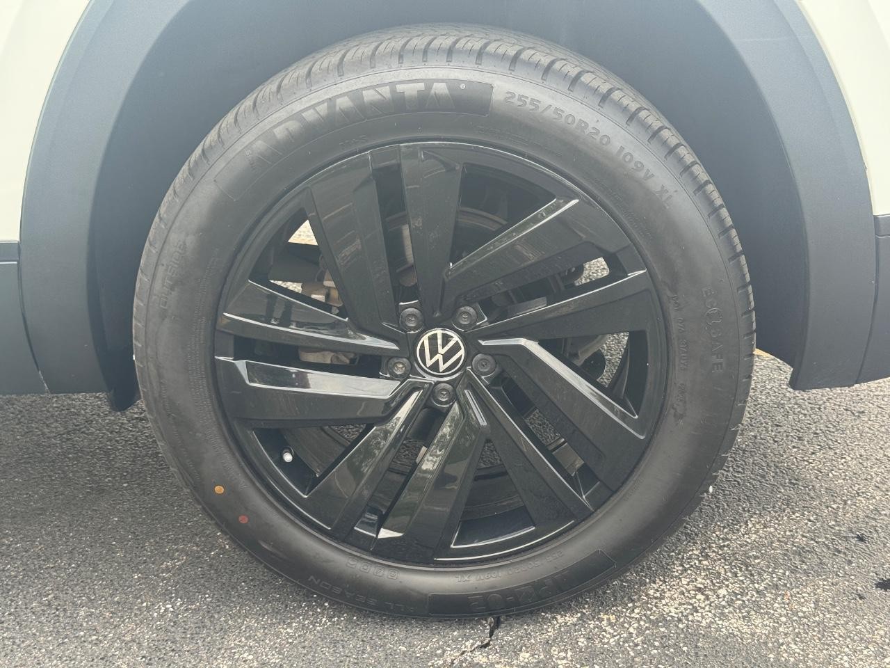 Volkswagen Atlas Cross Sport Vehicle Full-screen Gallery Image 10