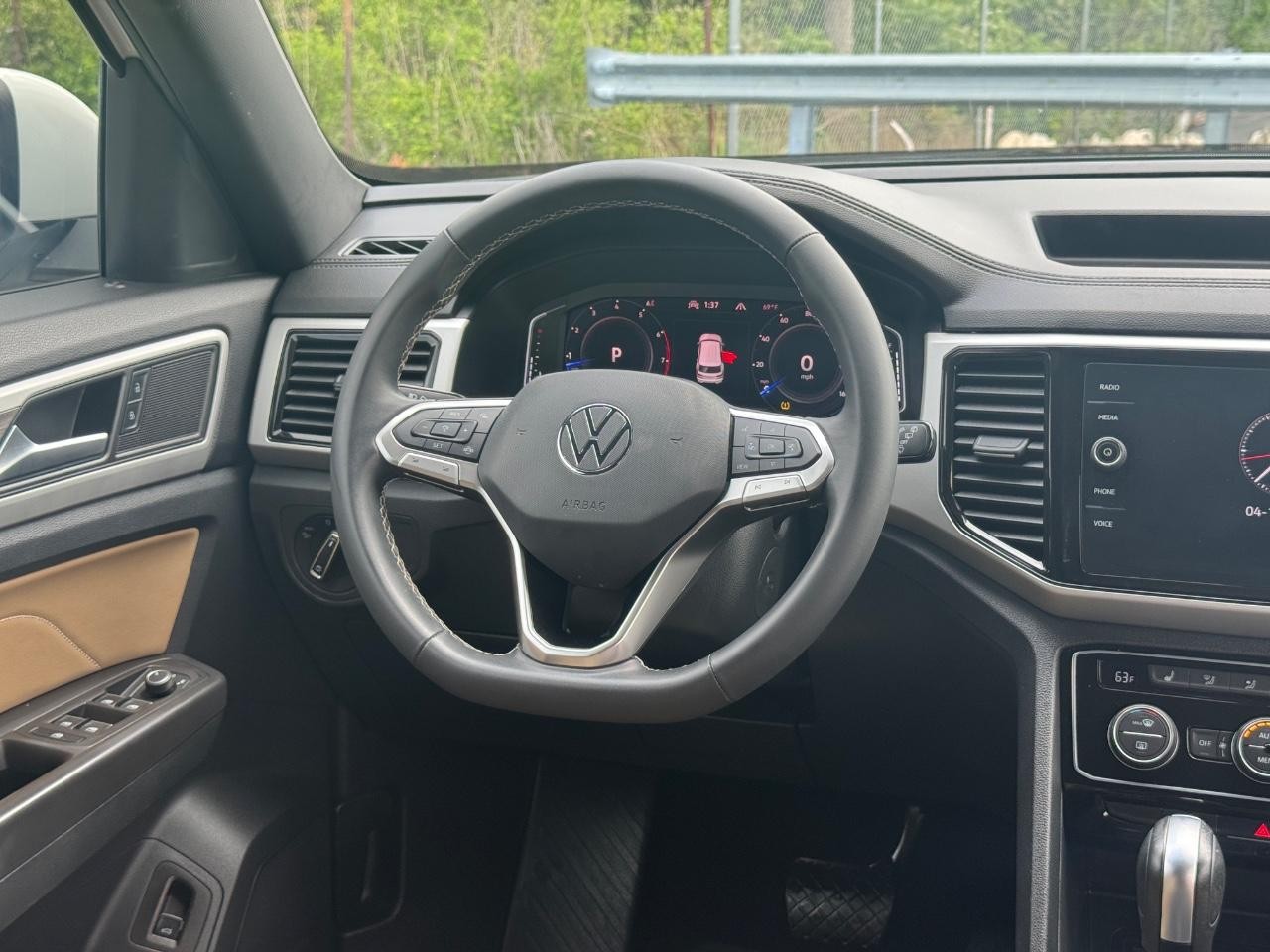 Volkswagen Atlas Cross Sport Vehicle Full-screen Gallery Image 11