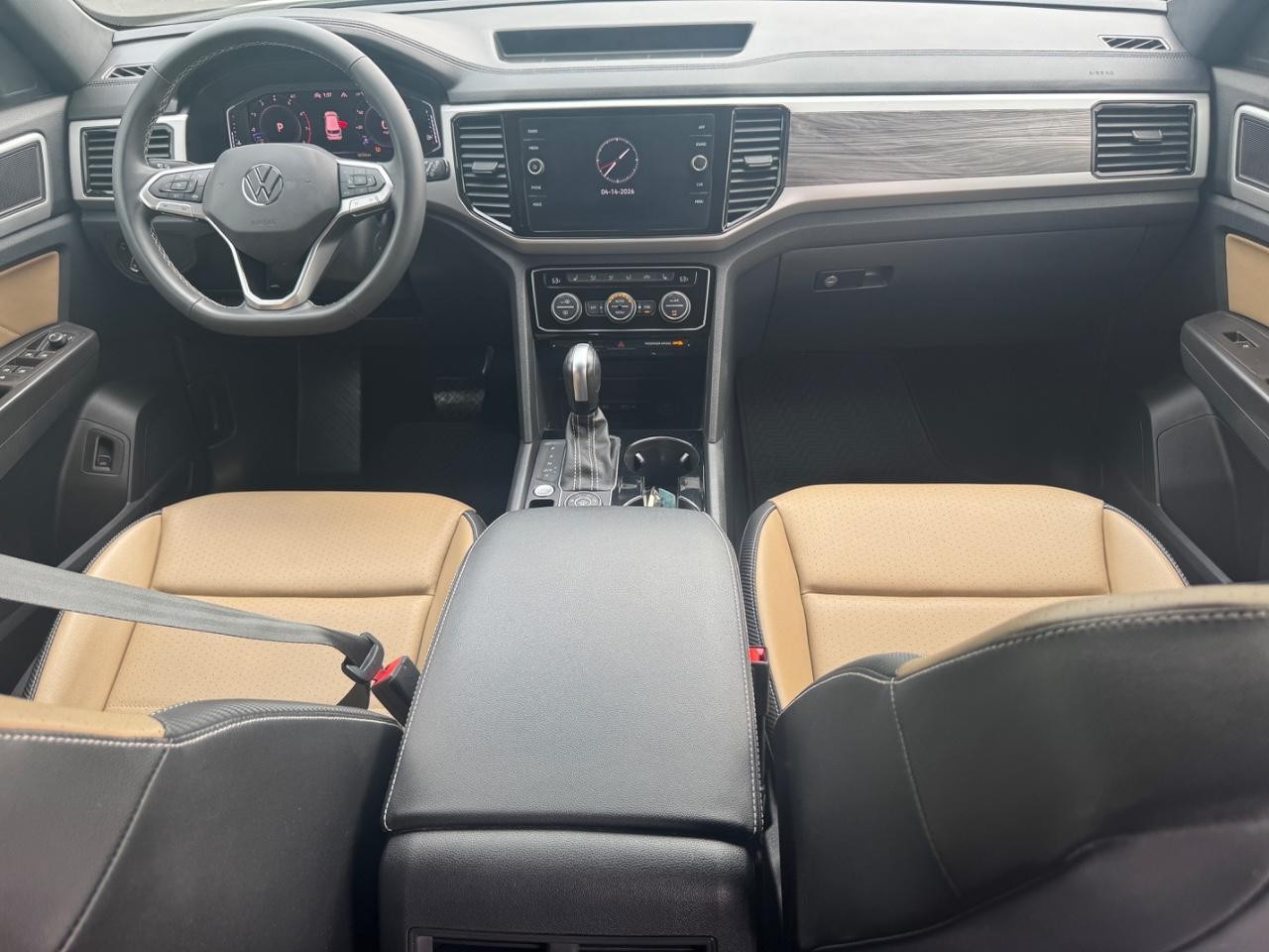 Volkswagen Atlas Cross Sport Vehicle Full-screen Gallery Image 12