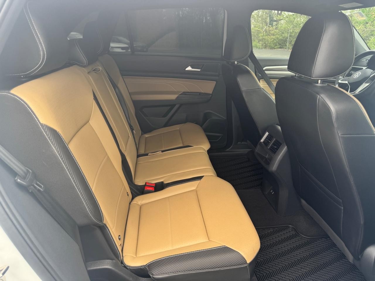 Volkswagen Atlas Cross Sport Vehicle Full-screen Gallery Image 13