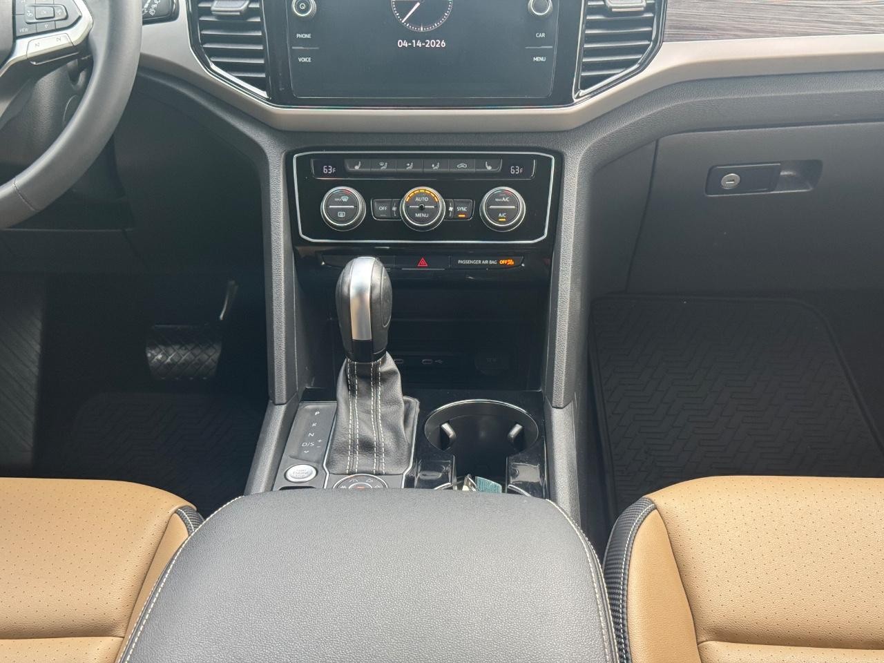 Volkswagen Atlas Cross Sport Vehicle Full-screen Gallery Image 14