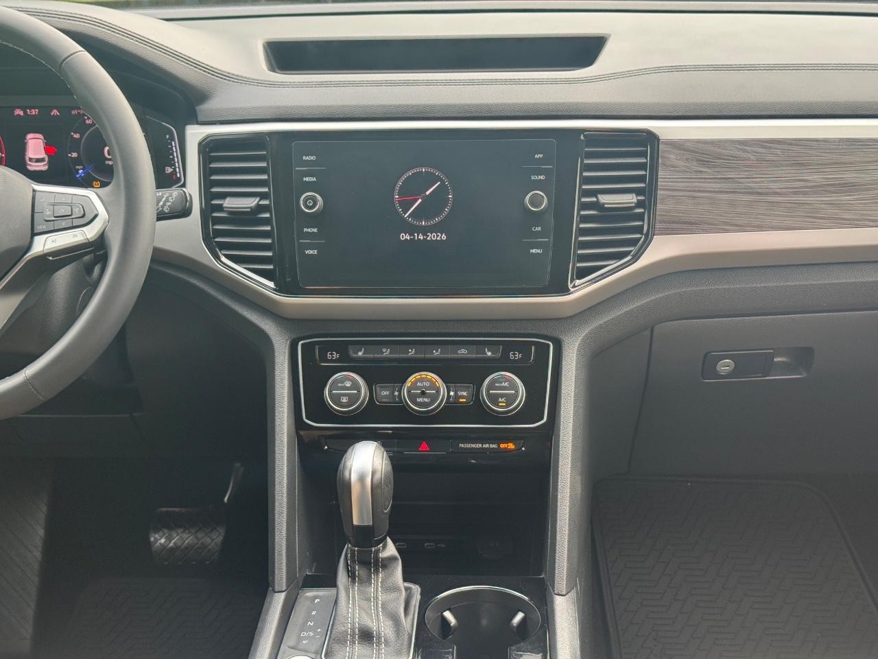 Volkswagen Atlas Cross Sport Vehicle Full-screen Gallery Image 15