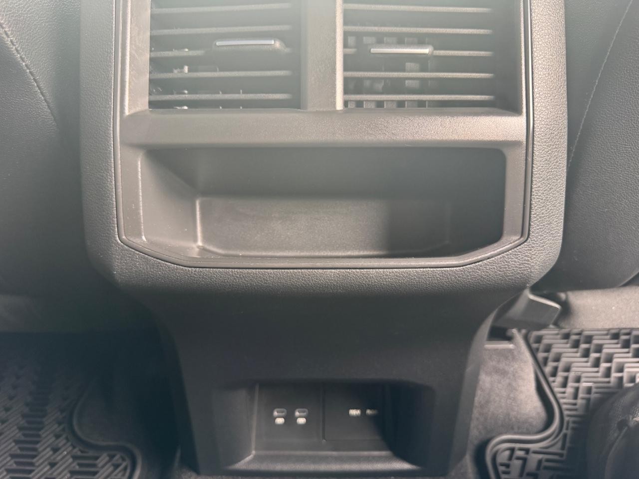 Volkswagen Atlas Cross Sport Vehicle Full-screen Gallery Image 16