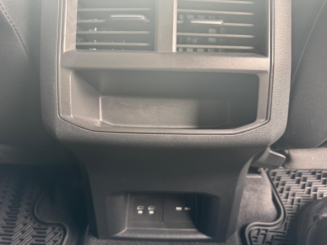 Volkswagen Atlas Cross Sport Vehicle Full-screen Gallery Image 17