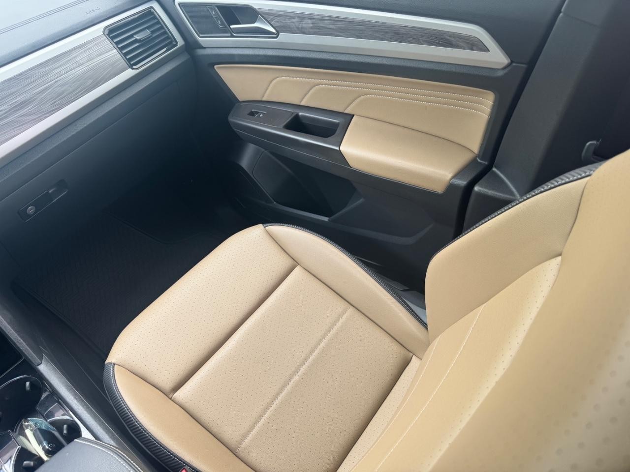 Volkswagen Atlas Cross Sport Vehicle Full-screen Gallery Image 18