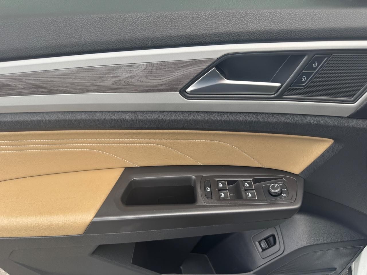 Volkswagen Atlas Cross Sport Vehicle Full-screen Gallery Image 19